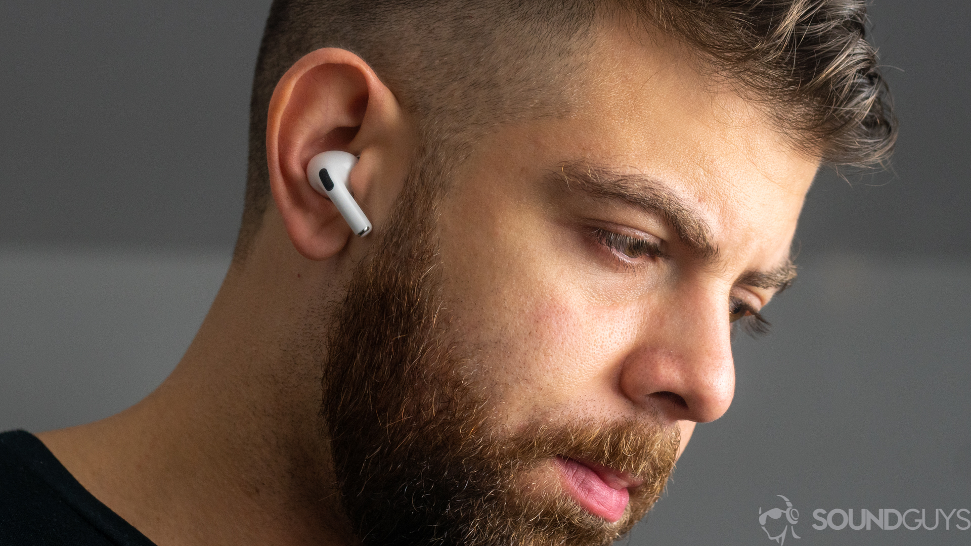 Apple AirPods Pro-17 A man wears the Apple AirPods Pro against a gray background.