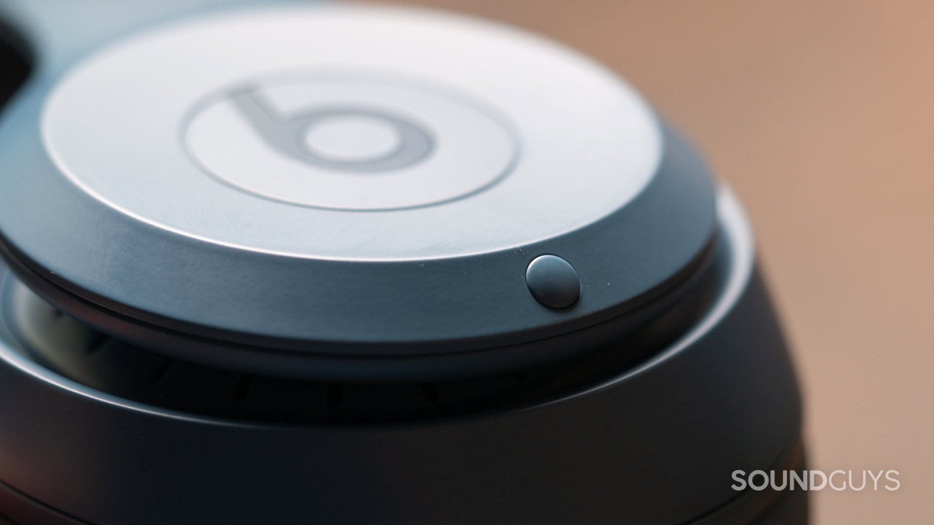 beats-solo-4-wireless-button A close-up photo of the Beats Solo 4's power button.