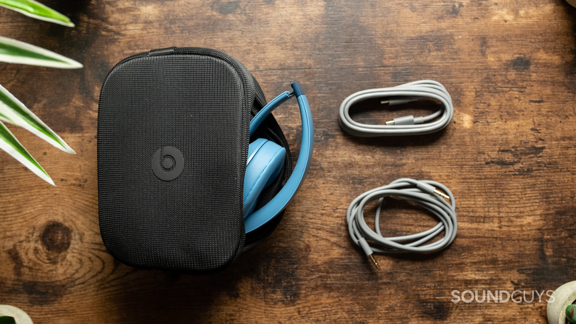 beats-solo-4-wireless-contents The packaging contents of the Beats Solo 4 include a USB-C cable, 3.5mm TRRS cable, a carrying case, and your headphones.