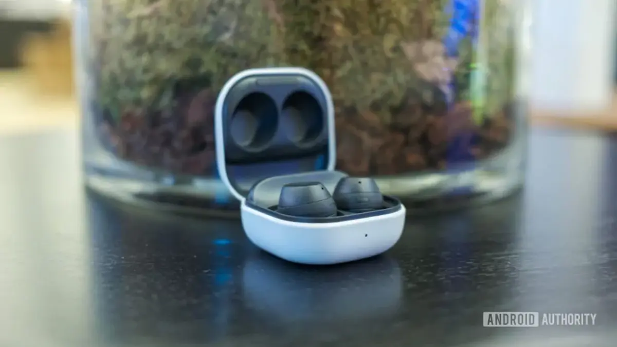samsung-galaxy-buds-fe-in-case-1000w-563h.jpg (1) samsung-galaxy-buds-fe-in-case-1000w-563h.jpg (1)